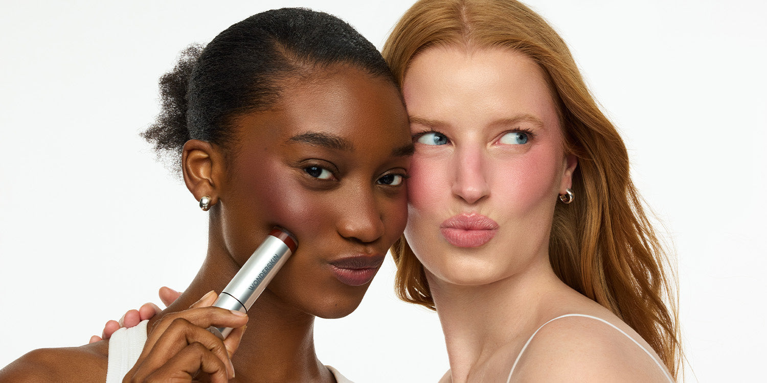 <p style='font-weight:700;font-size:25px; font-style:italic; color:#000000;line-height:20px; margin:0;'>TRANSFORMS TO YOUR UNIQUE SHADE FOR AN EFFORTLESSLY NATURAL GLOW</p>